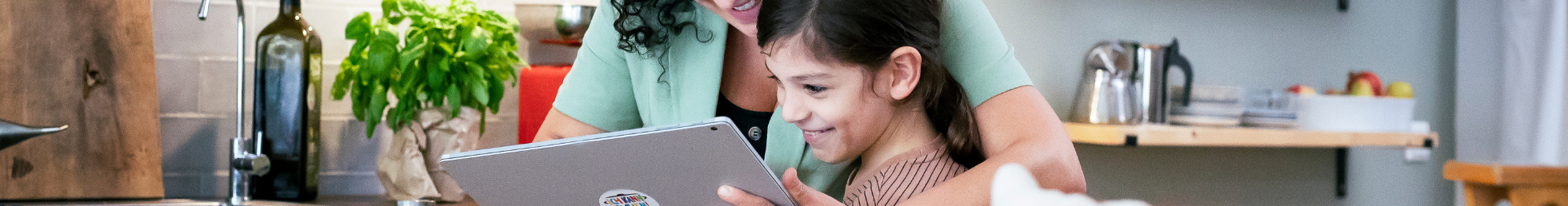 Foto: Sarah Wiener Stiftung | photothek Eine Frau und ein Kind schauen zusammen auf ein Tablet