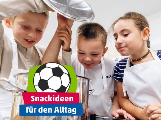 Drei Kinder gucken in einen Topf