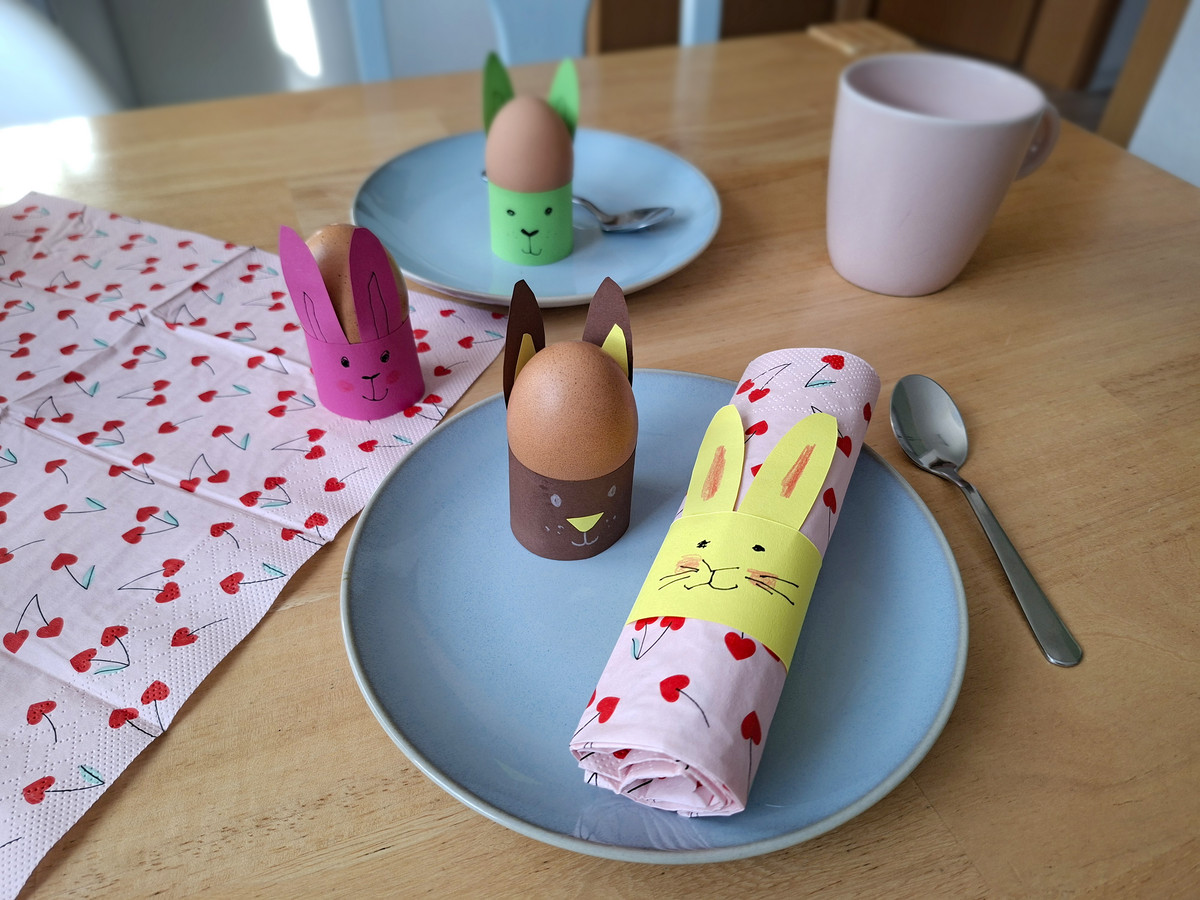 Osterhasen-Schmuck als Servierttenring und Eierbecher auf einem Tisch