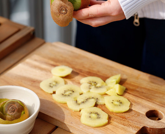geschnittene Kiwis liegen auf einem Brett