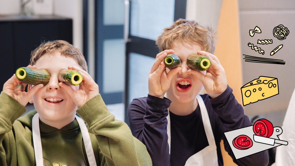 Collage aus einem Kind, das eine Mähre in eine Gurke steckt, Pizza und Zutaten für Nudelsalat