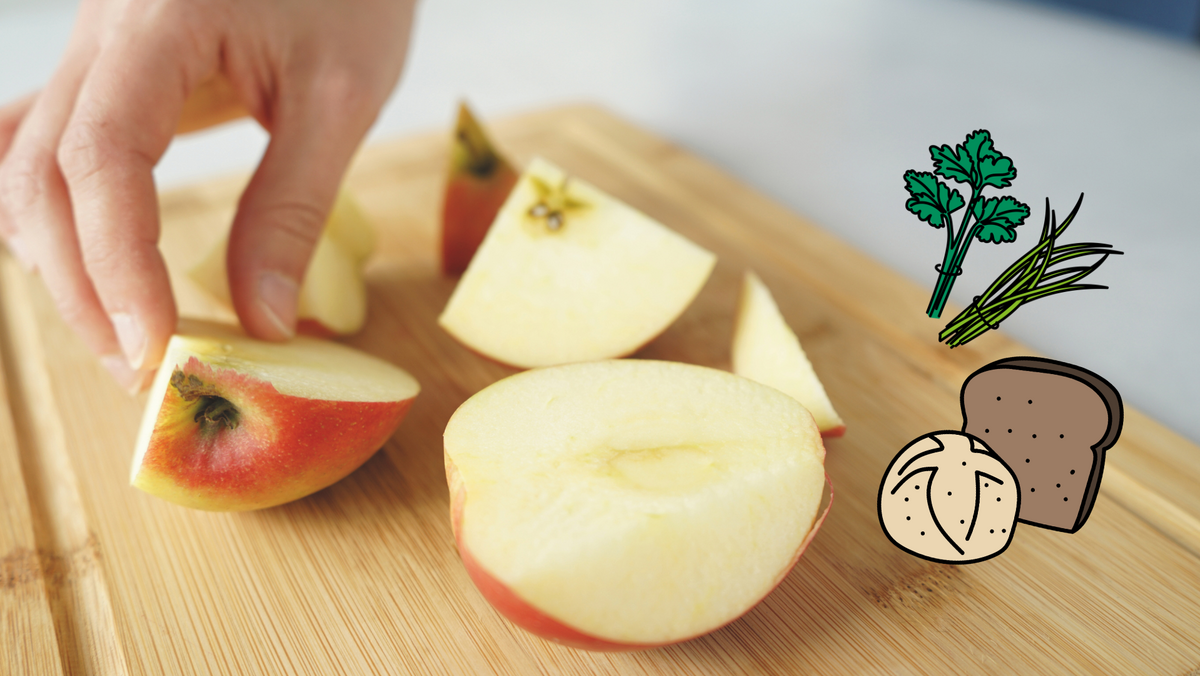 Ein zerteilter Apfel auf einem Brett