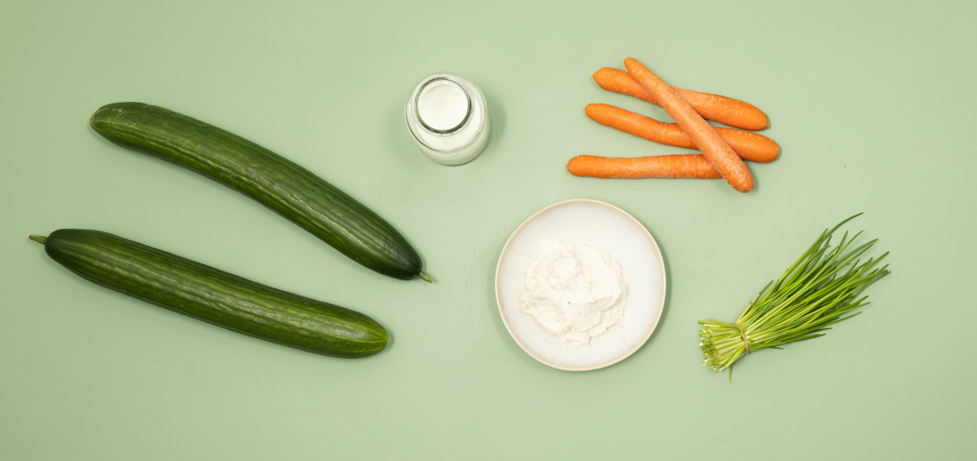 Die Zutaten für das Rezept Gurken-Möhren Lollis mit Dip