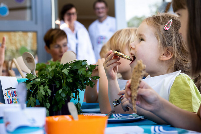 Mädchen beißt in ein Knäckebrot