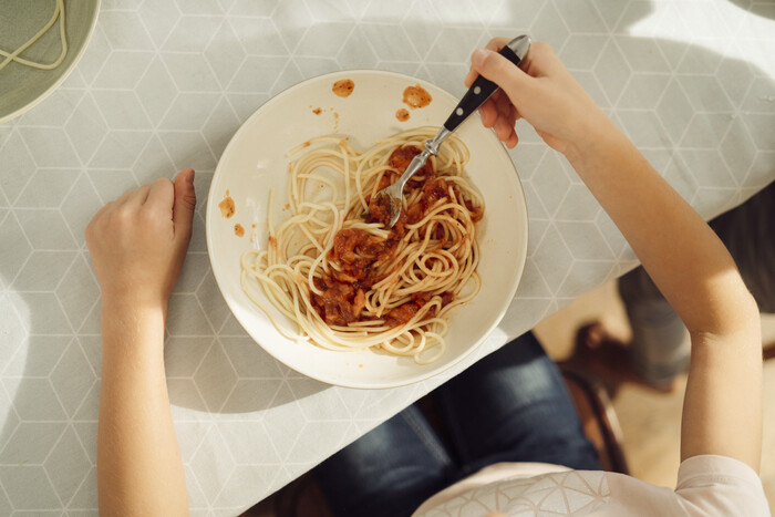 Foto: Hubertus Huvermann Kind isst immer nur Spaghetti mit Tomatensoße.