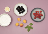 Foto: Sarah Wiener Stiftung Zutaten für Eis-Joghurt mit Obst