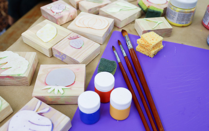 Foto: Sarah Wiener Stiftung Farben und Moosgummistempel auf einem Tisch
