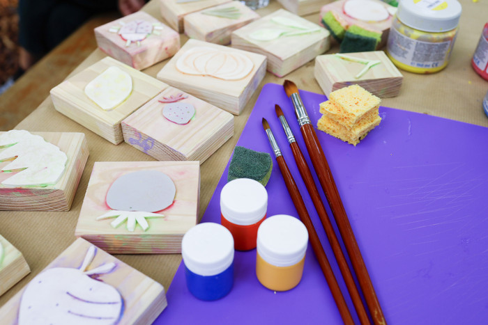 Farben und Moosgummistempel auf einem Tisch