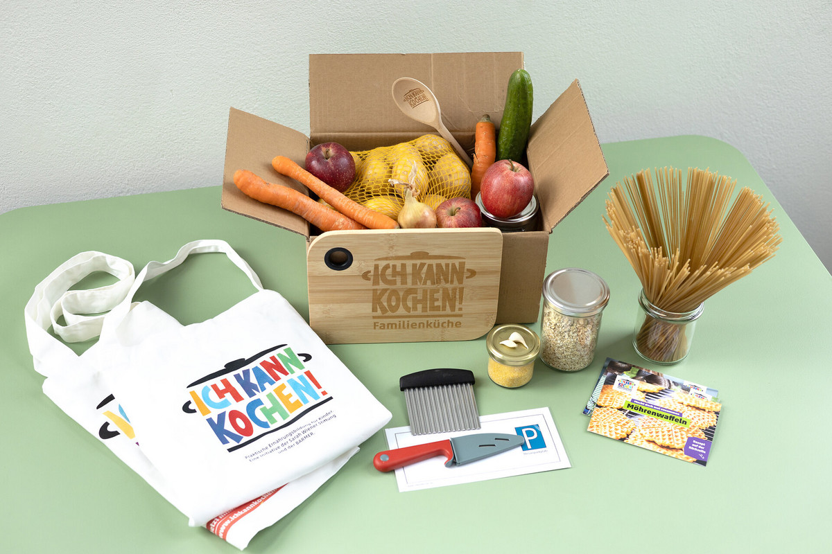 Ein Paket mit Zutaten, Rezepten, einem Beutel und Kochutensilien