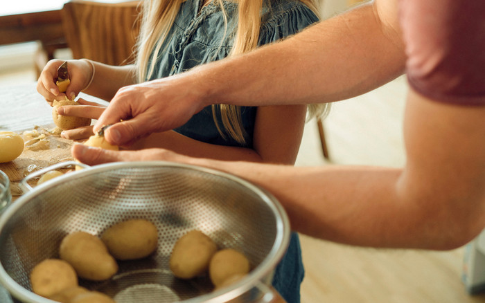 Foto: Hubertus Huvermann Kartoffeln pellen