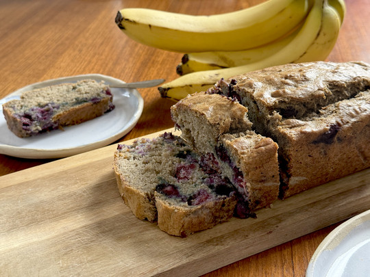 Bananenbrot mit Blaubeeren auf einem Holzbrett