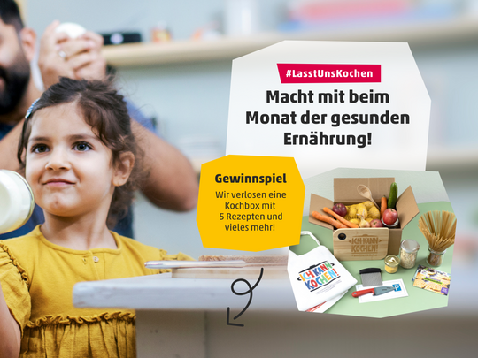 Foto: Sarah Wiener Stiftung | photothek Zwei Kinder und ein Erwachsener schütteln Butter