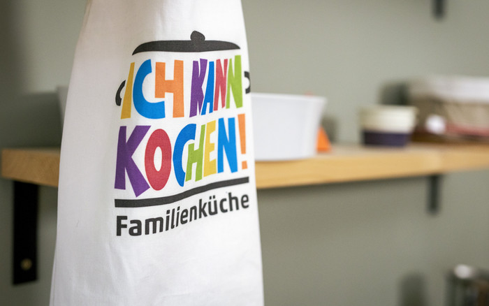 Foto: Sarah Wiener Stiftung | photothek Eine aufgehängte Schürze mit dem Logo der Familienküche