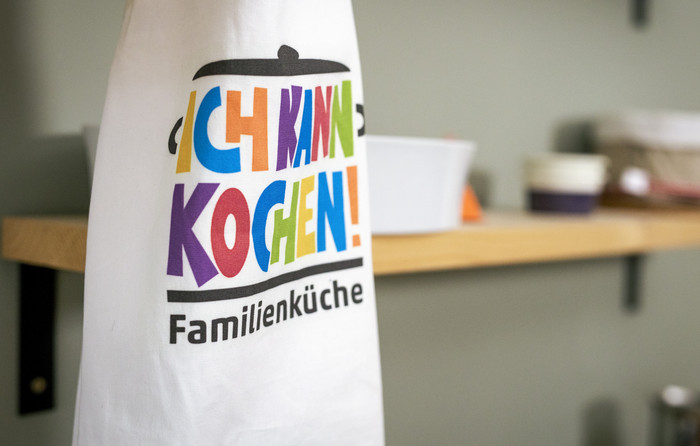 Foto: Sarah Wiener Stiftung | photothek Eine aufgehängte Schürze mit dem Logo der Familienküche