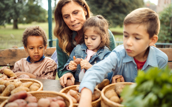 Sarah Wiener entdeckt mit Kindern Kartoffeln