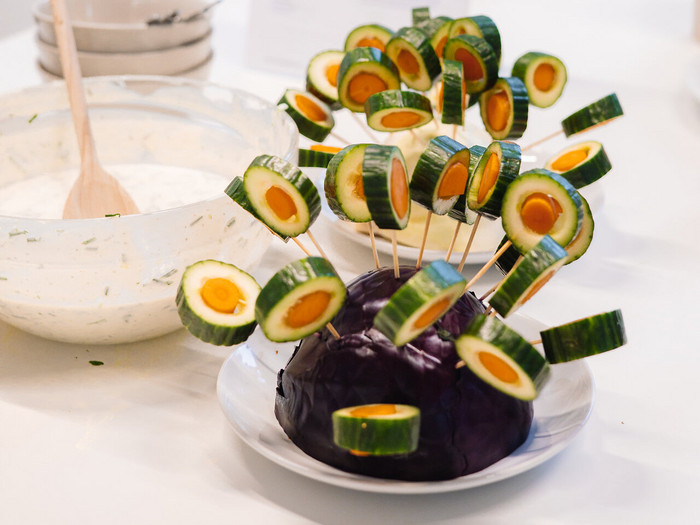 Gurken-Möhren-Lollis in einem Rotkohl