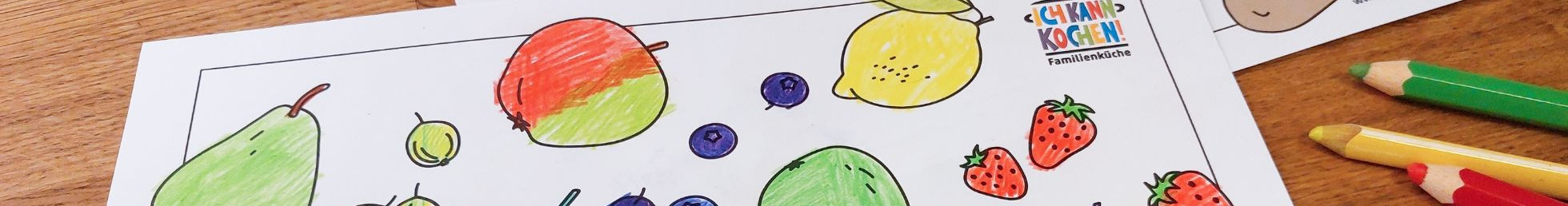 Selbstgemalte Tischsets mit Obst und Gemüse und Buntstifte
